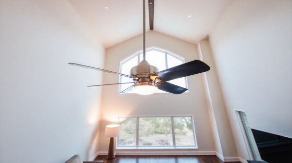 Top 5 avantages des ventilateurs de plafond modernes et élégants